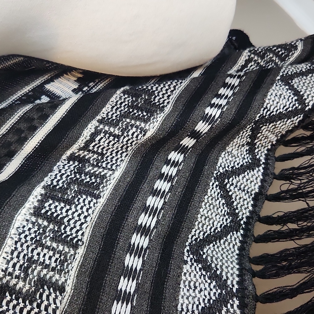 Black And Gray Poncho Size Small By Belle Du Jour - Picture 3 of 7